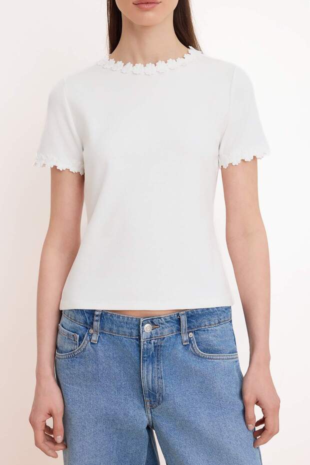 Ekru Regular/Normal Kalıp Kısa Kollu Aksesuar Detaylı %100 Pamuk Örme T-shirt TWOSS26TS00075 - 3