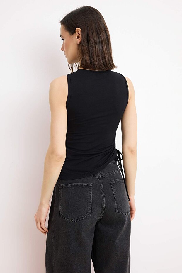 Siyah Düz Fitted Bisiklet Yaka Kolsuz Büzgülü Premium Yumuşak Örme Bluz TWOSS26BZ00465 - 4