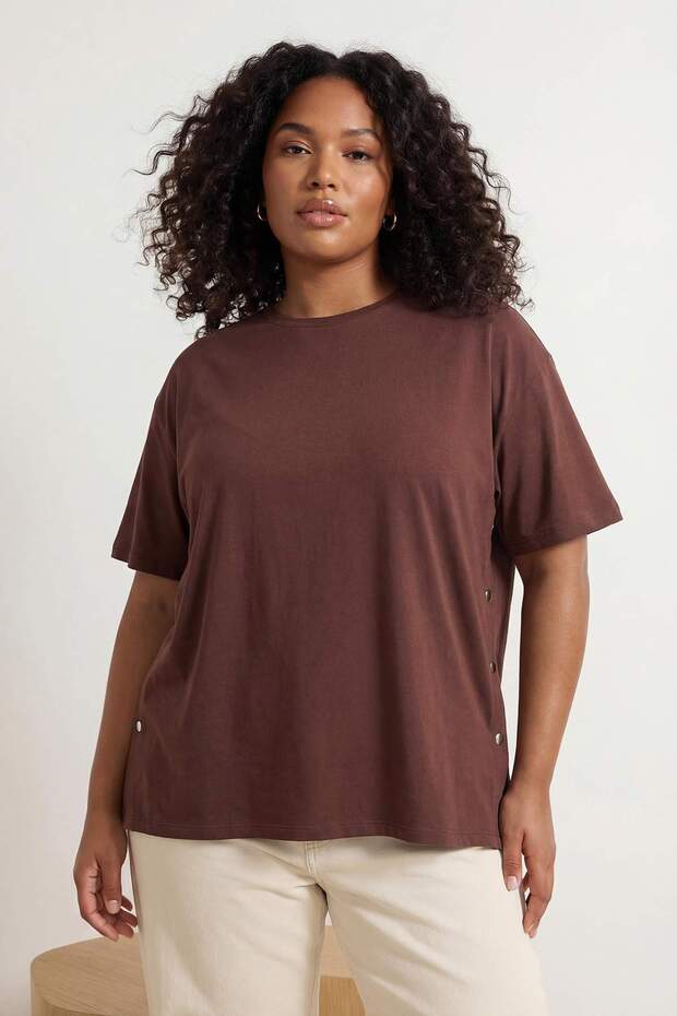 Kahverengi Boyfriend Fit Yanda Çıt Çıt Detaylı %100 Pamuk Örme Büyük Beden T-shirt TBBSS24BF00000