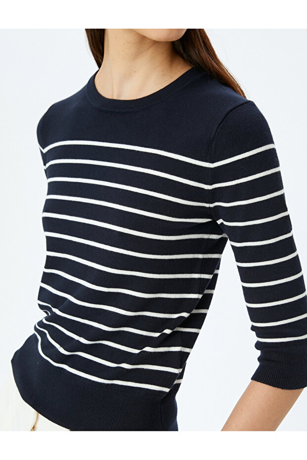 Gestreifter Strickpullover mit Rundhalsausschnitt und 3/4-Ärmeln - 5