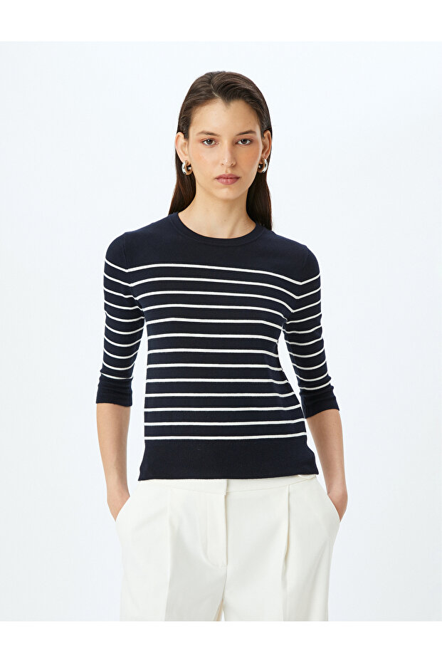 Gestreifter Strickpullover mit Rundhalsausschnitt und 3/4-Ärmeln - 3
