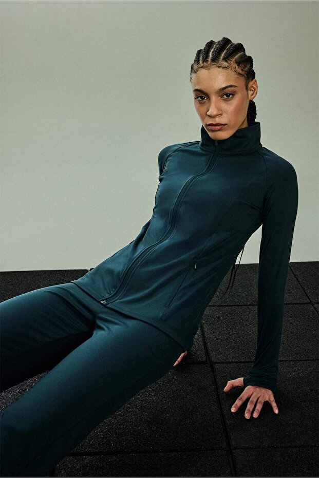Stretchy Fabric Fitted Ultra Soft Stand Collar Double Pockets Finger Detail Zippered Sports Cardigan