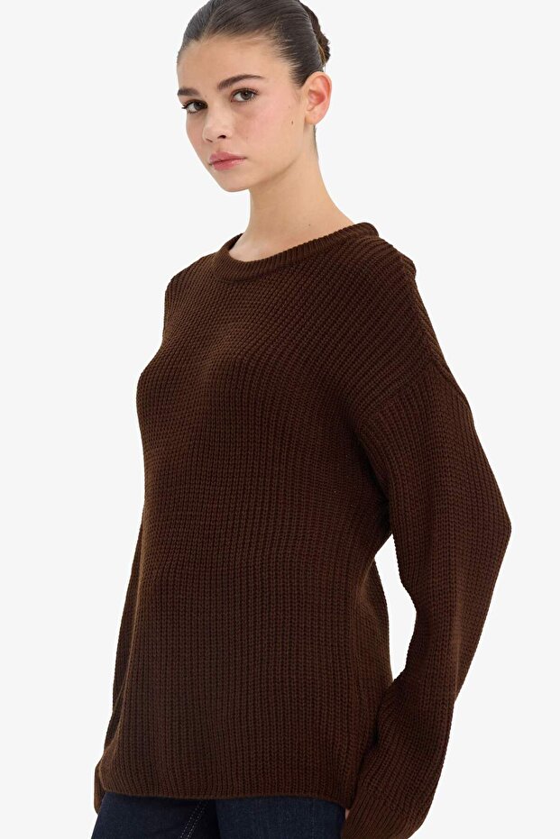 سترة تريكو أساسية ذات ياقة دائرية وأكمام طويلة من Regular Fit H6905AZ25WN