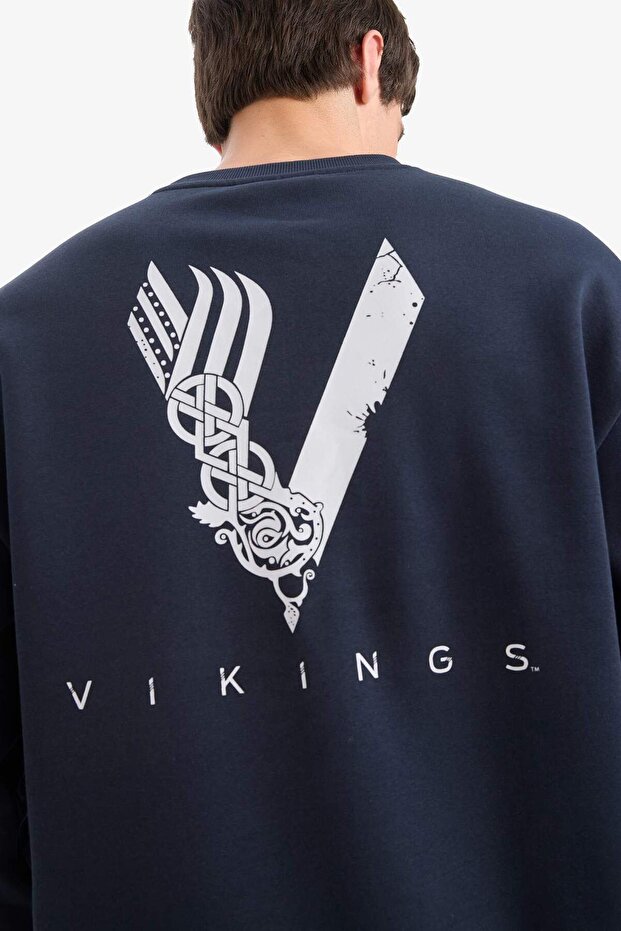 سويت شيرت Vikings بقصة فضفاضة بياقة دائرية وطباعة على الظهر E9323AX25AU