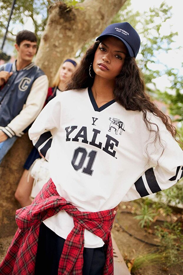 Yale University Regular Fit V-Neck Long Sleeve T-Shirt F9520Ax25Au