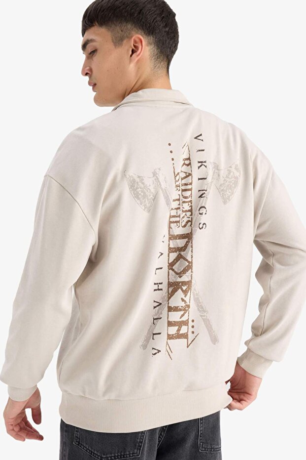 سويت شيرت Viking Valhalla Boxy Fit ذو ياقة عالية وسحاب خلفي مطبوع E9298AX25AU