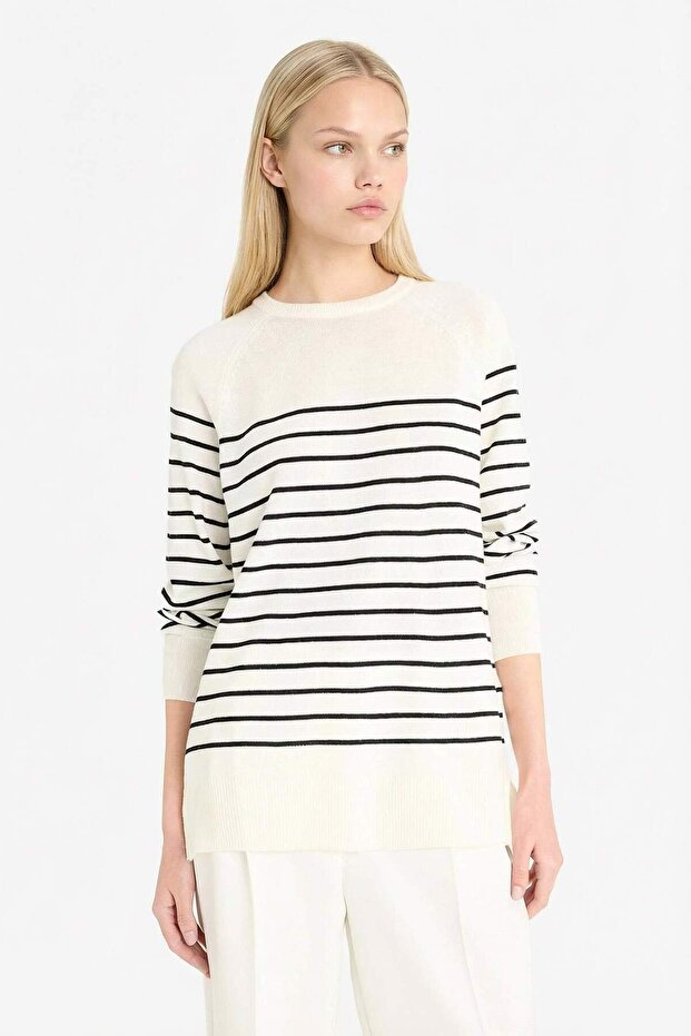 Gestreifter Strickpullover mit normaler Passform und Rundhalsausschnitt E8486AX25WN - 3