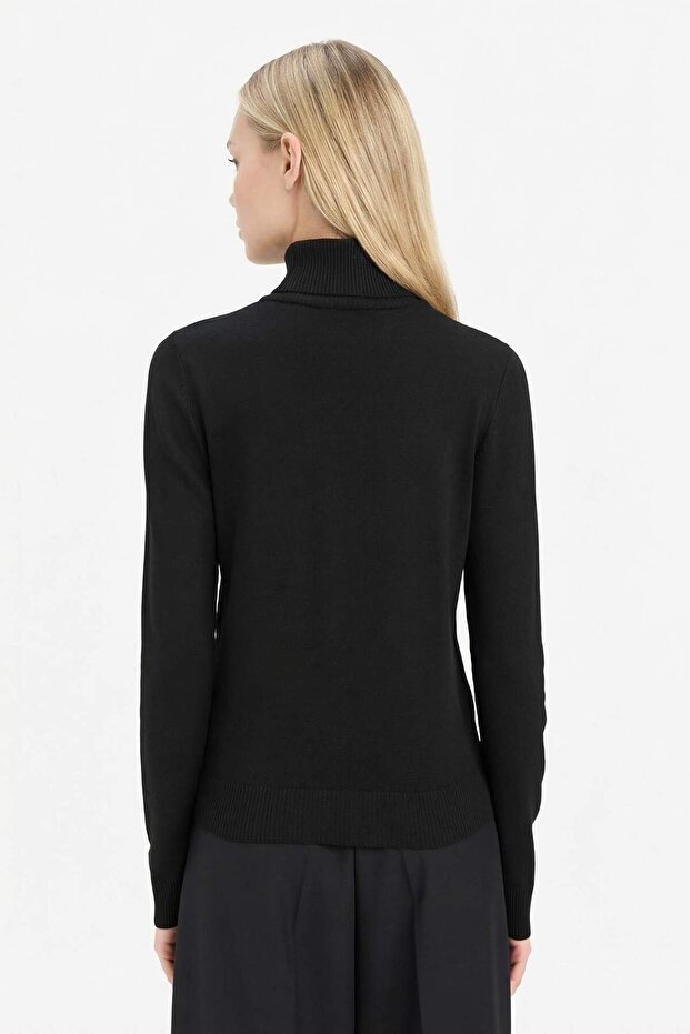 Regulär geschnittene Strickpullover mit halbem Rollkragen E8498AX25WN - 5