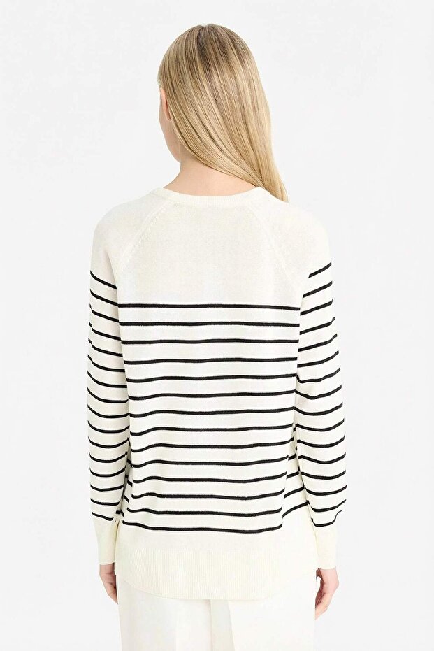 Gestreifter Strickpullover mit normaler Passform und Rundhalsausschnitt E8486AX25WN - 4
