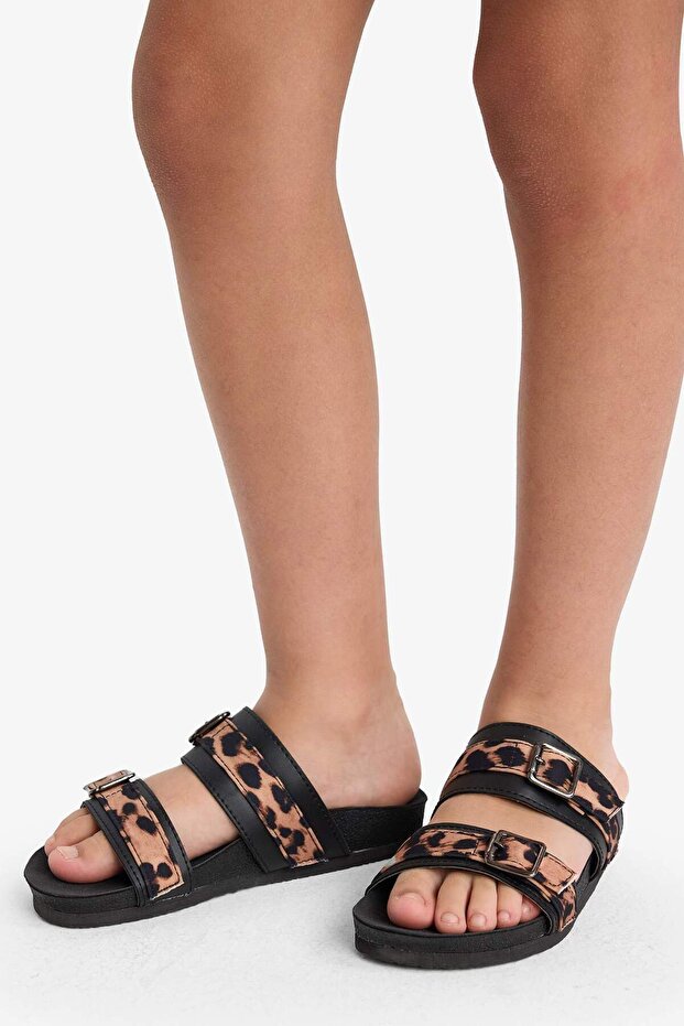 شبشب بنعل مسطح بنقشة الفهد للفتيات E7809A825SM - 2