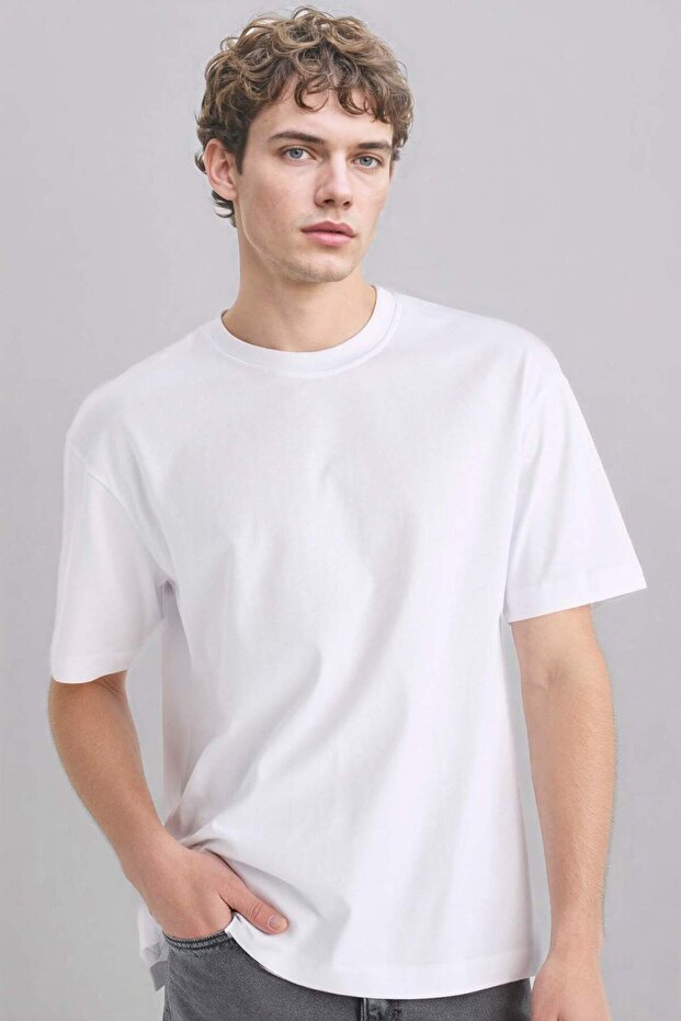 تيشيرت أبيض أساسي بياقة دائرية وأكمام قصيرة، بقصة Oversize Wide Fit، من القطن 100% - E6885Axns