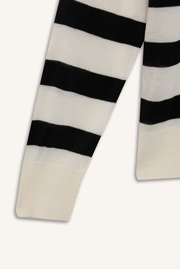 Gestreifter Strickpullover mit normaler Passform und U-Boot-Ausschnitt C6815AX25SP - 7