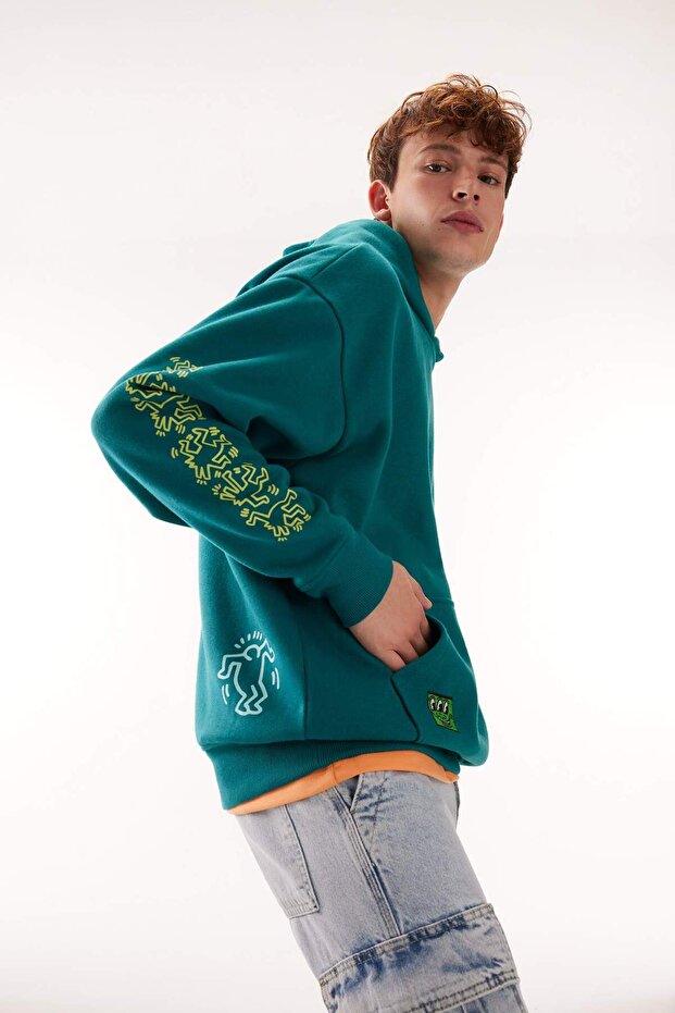 Keith Haring Oversized Fit Wide Fit Hooded Back Printed Kangaroo Pocket Sweatshirt B0370Ax23Wn