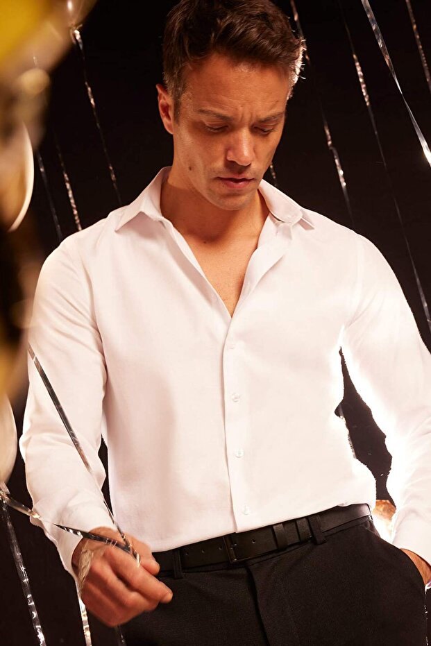 قميص أبيض بأكمام طويلة من abuk Kuruyan Slim Fit ذو تصميم ضيق من قماش أكسفورد الأساسي المصنوع من مزيج القطن R4340AZ21SP