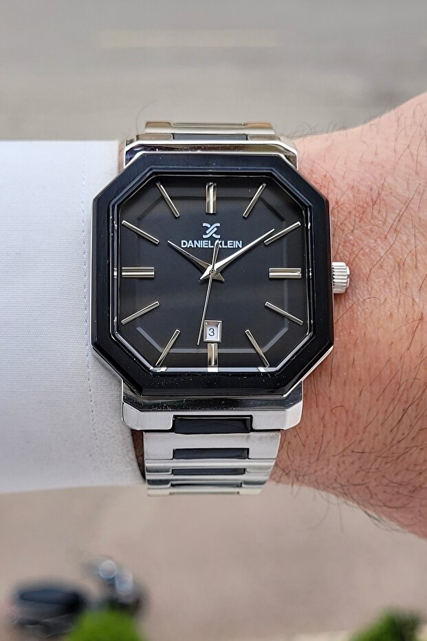 Metallic Black Color 2 Year Warranty Men's Wristwatch