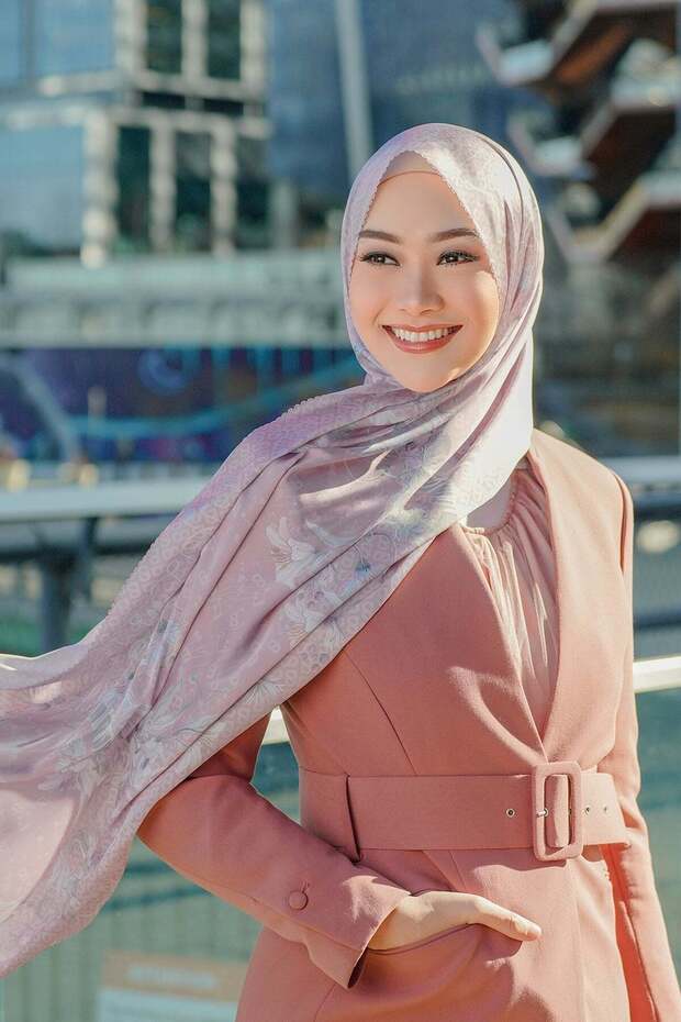 Nada 2 Saten Shawl - Lyre