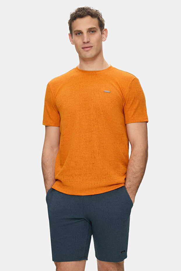 Taylor Tile Crew Neck Crinkle Lightweight Fabric Metal Logo Standard Fit Men's Tshirt