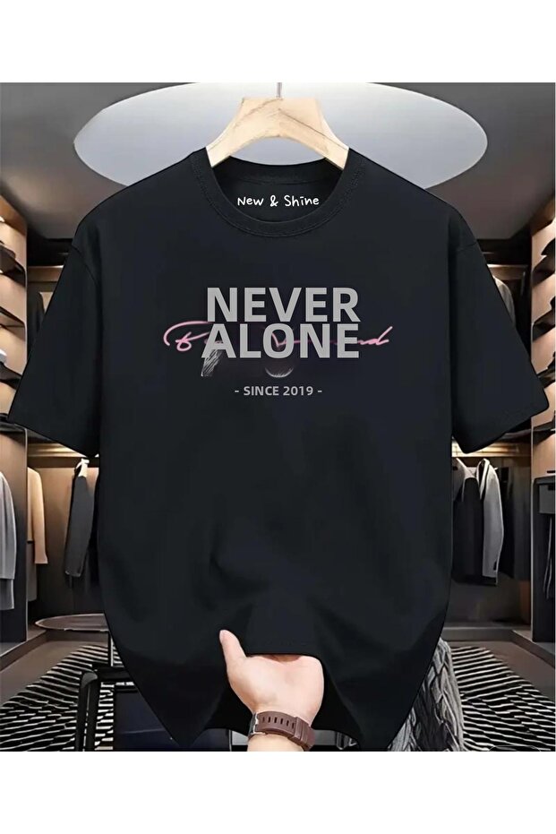 تي شيرت كبير الحجم مطبوع عليه Never Alone