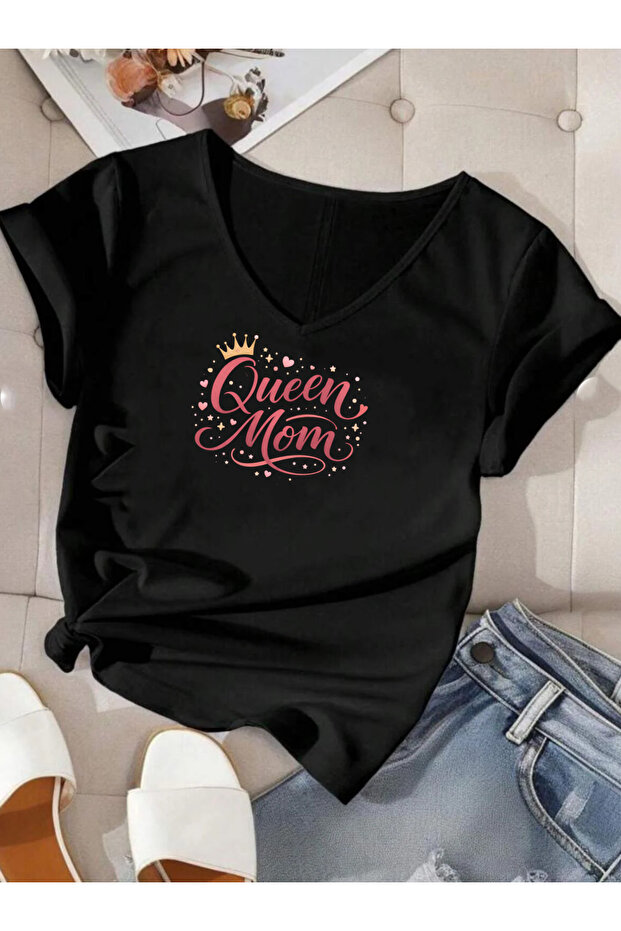 تيشيرت QUEEN MOM مطبوع برقبة على شكل حرف V وأكمام قصيرة عادي مكون من قطن قطع