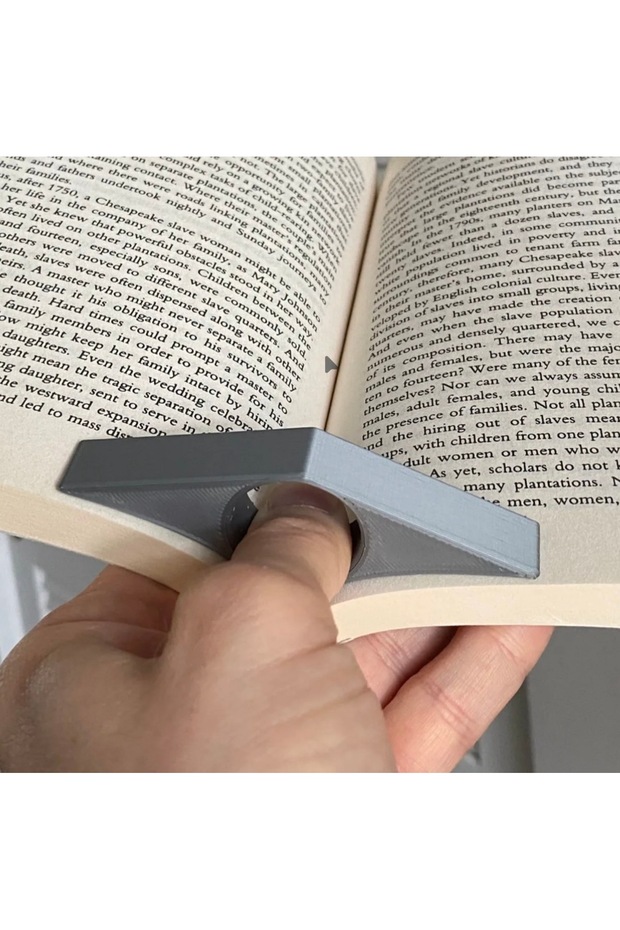 حامل صفحات الكتاب، يُمسك بالكتاب بإصبع لسهولة القراءة بيد واحدة