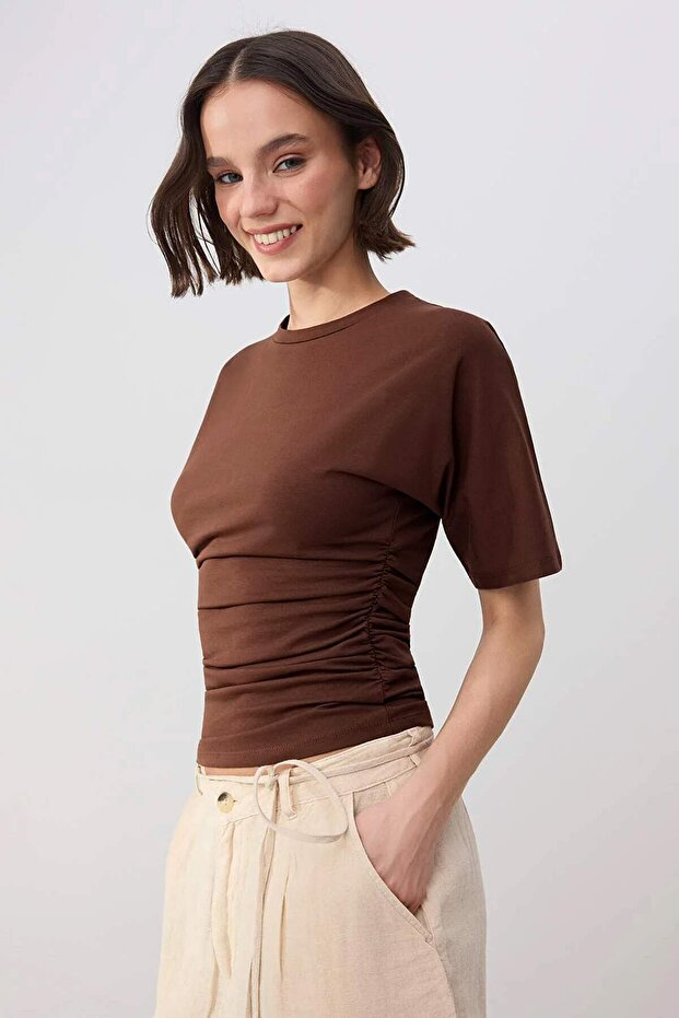 Wardrobe Essentials-Kahverengi Fitted/Vücuda Oturan Kısa Kollu Esnek Örme T-Shirt TWOSS26TS00052 - 1