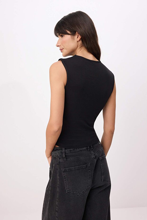 Siyah Düz Fitted Bisiklet Yaka Kolsuz Yumuşak Örme Bluz TWOSS26BZ00635 - 4