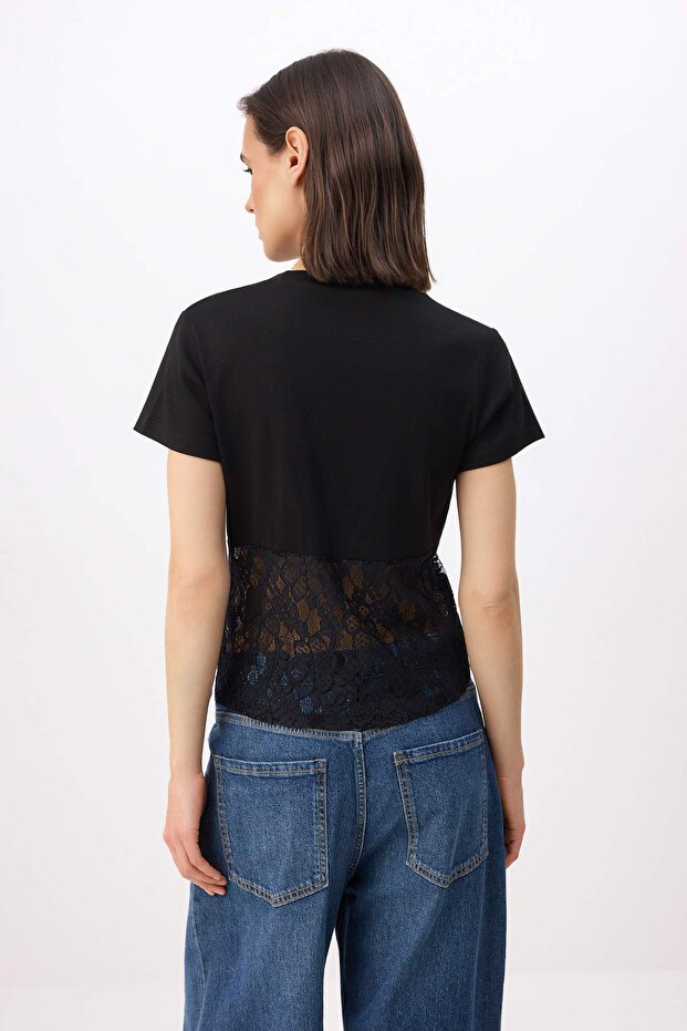 Siyah Düz Fitted Bisiklet Yaka Kısa Dantel Detaylı Crop Pamuk Ribana Örme Bluz TWOSS26BZ00726 - 4