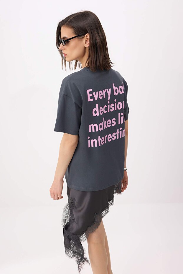 Trendyolmilla  Antrasit Slogan Oversize/Geniş Kalıp Düşük Kol %100 Pamuk Dantelsiz Örme T-Shirt TWOSS26TS00115 - Görsel 2