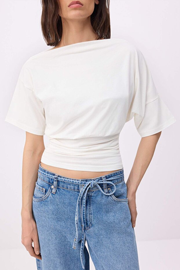 Ekru Fitted/Vücuda Oturan Asimetrik Yaka Büzgülü Crop/Kısa Pamuklu Esnek Örme Bluz TWOSS26BZ00337 - 3