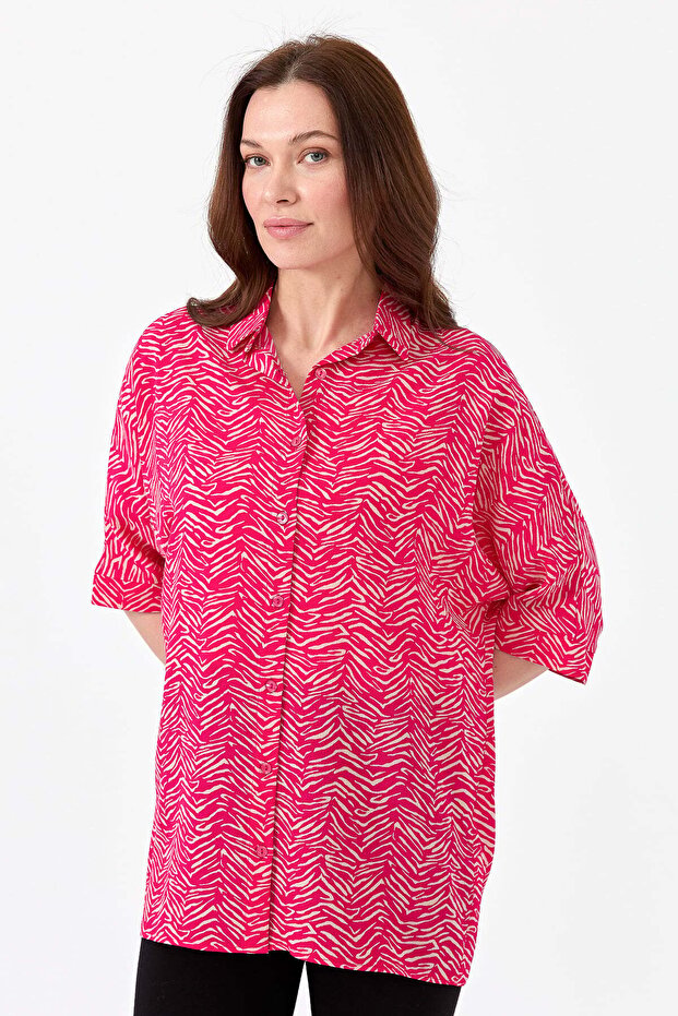 قميص نسائي بأكمام خفاش منقوشة على شكل نمر باللون الفوشيا
