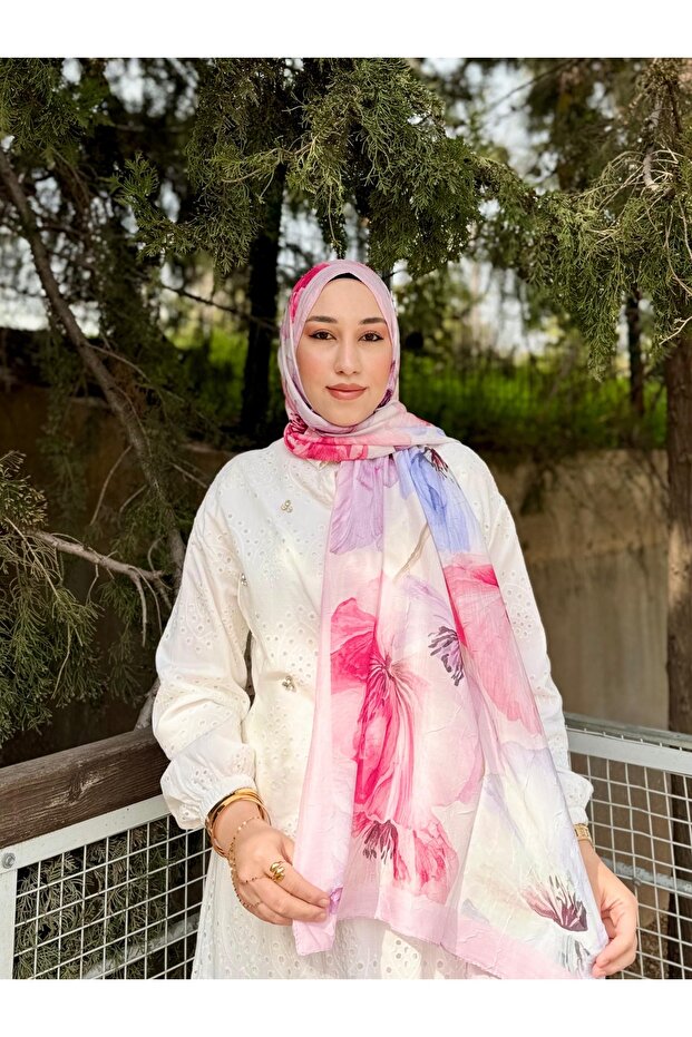 شال مينيليشارب بامبو سيريز بنقشة زهور – ملمس ناعم منسدل شال باللون البيج والأزرق والوردي