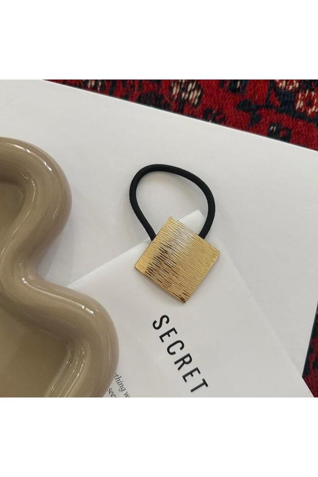 مشبك مطاطي مربع ذهبي ذو ملمس بارز