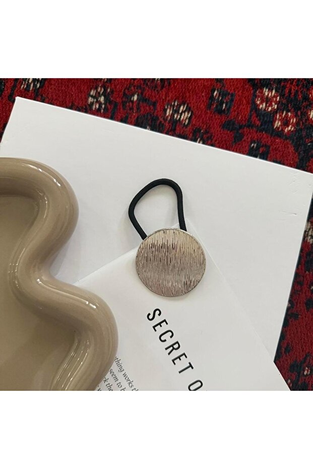 مشبك مطاطي دائري فضي ذو ملمس بارز