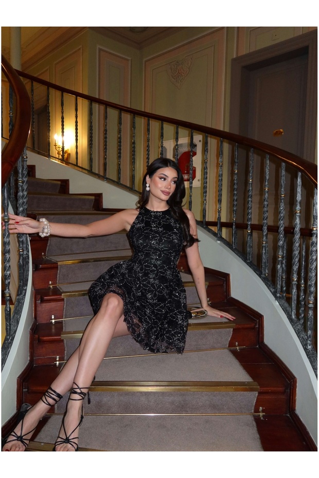 Çiçek İşlemeli Pullu Mini Elbise - 4