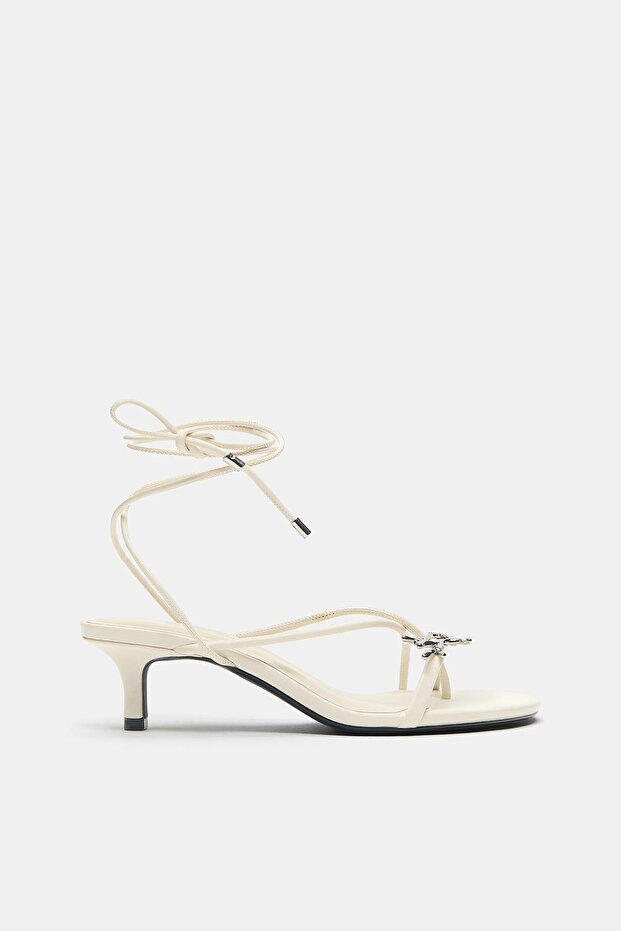 Süslemeli, bantlı topuklu sandaletler - 1