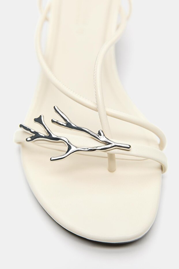 Süslemeli, bantlı topuklu sandaletler - 5