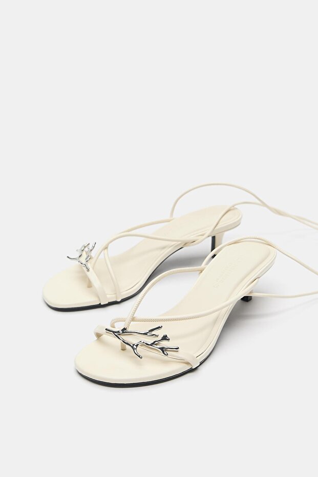 Süslemeli, bantlı topuklu sandaletler - 4