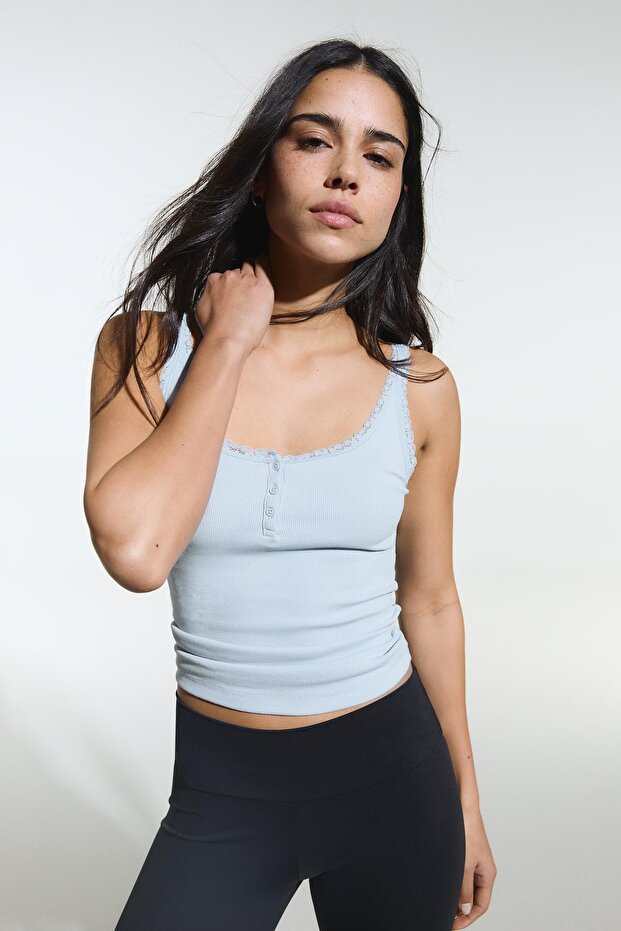 Dantelli düğmeli yaka askılı top - 1