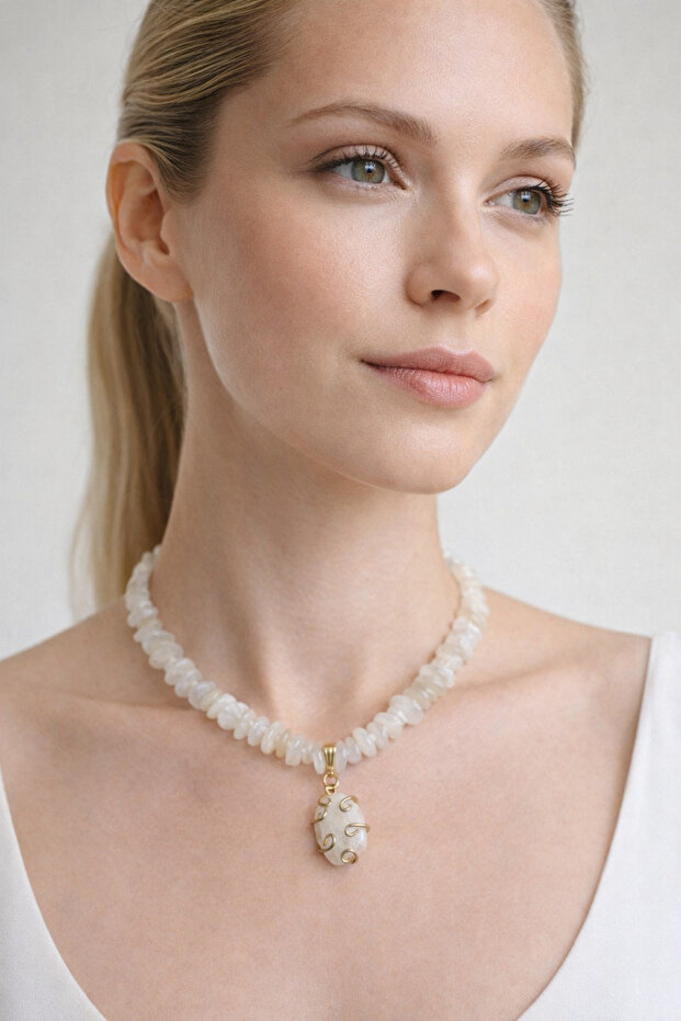 Moonstone Natural Stone Necklace – Elegance That Reflects the Light of the Woman