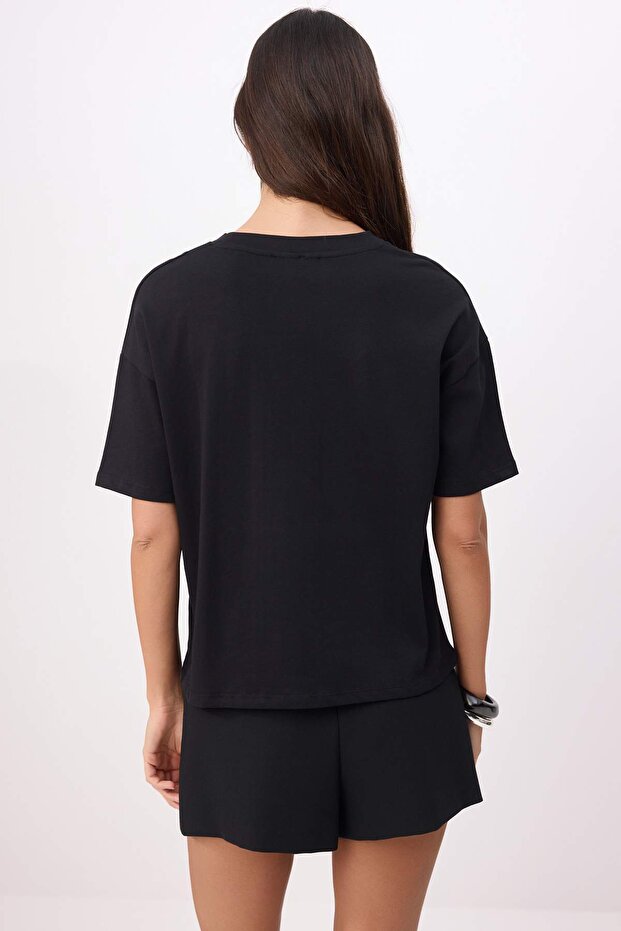 Siyah Oversize/Geniş Kalıp Kısa Kollu Aksesuar Detaylı Uzun %100 Pamuk Örme T-shirt TWOSS26TS00238 - 4