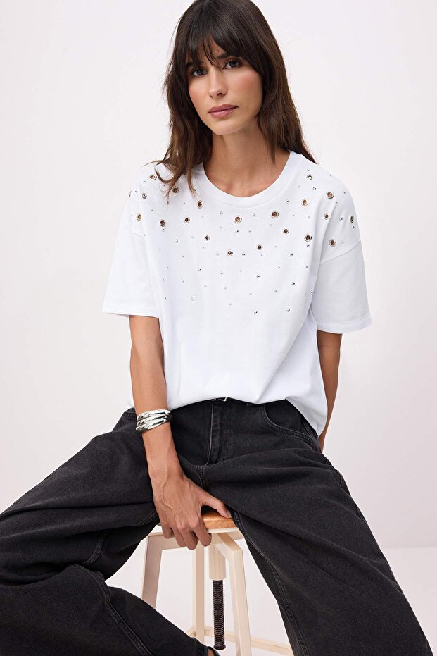 Beyaz Oversize/Geniş Kalıp Kısa Kollu Aksesuar Detaylı Uzun %100 Pamuk Örme T-shirt TWOSS26TS00238 - 1