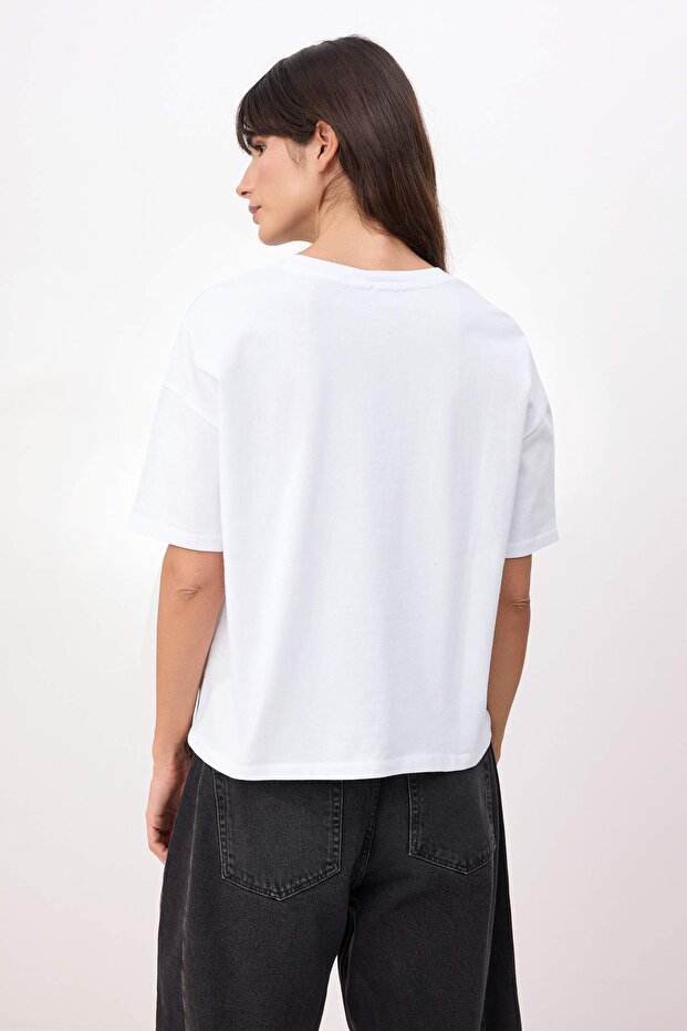 Beyaz Oversize/Geniş Kalıp Kısa Kollu Aksesuar Detaylı Uzun %100 Pamuk Örme T-shirt TWOSS26TS00238 - 4