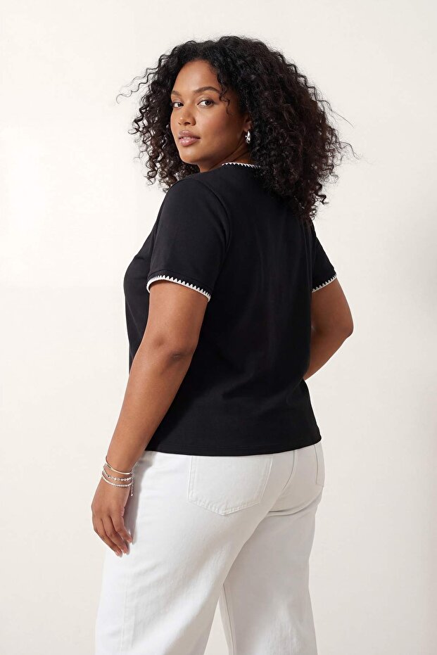 Siyah %100 Pamuk Kontrast Dikiş Detaylı Bisiklet Yaka Örme Büyük Beden T-Shirt TBBSS26BF00015 - 3