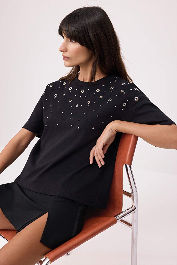 Siyah Oversize/Geniş Kalıp Kısa Kollu Aksesuar Detaylı Uzun %100 Pamuk Örme T-shirt TWOSS26TS00238 - 1