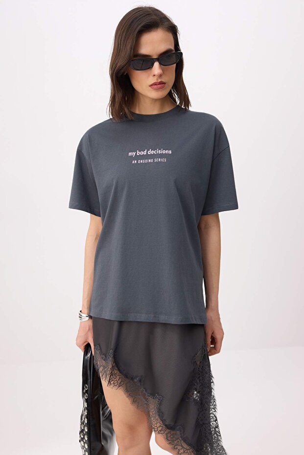 Trendyolmilla  Antrasit Slogan Oversize/Geniş Kalıp Düşük Kol %100 Pamuk Dantelsiz Örme T-Shirt TWOSS26TS00115 - Görsel 3