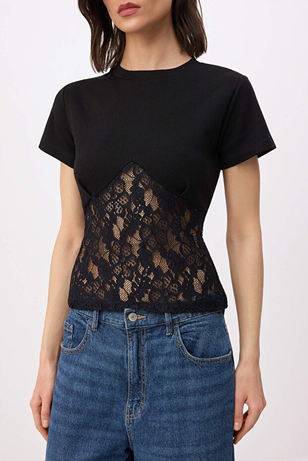 Siyah Düz Fitted Bisiklet Yaka Kısa Dantel Detaylı Crop Pamuk Ribana Örme Bluz TWOSS26BZ00726 - 3