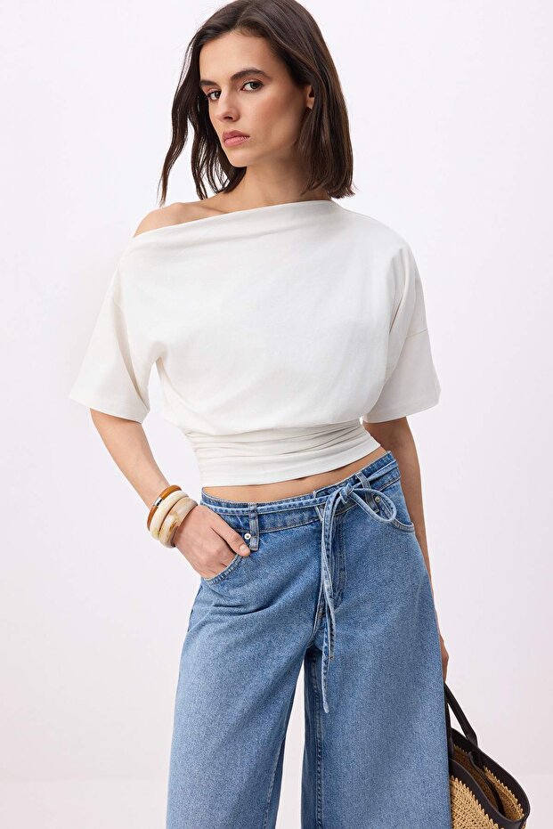 Ekru Fitted/Vücuda Oturan Asimetrik Yaka Büzgülü Crop/Kısa Pamuklu Esnek Örme Bluz TWOSS26BZ00337 - 2