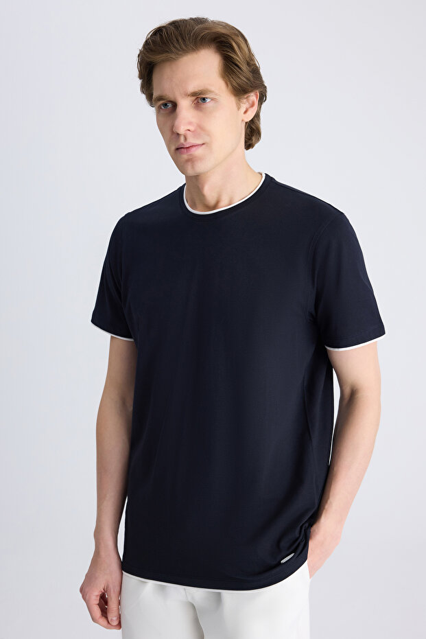 تي شيرت Ds Damat ذو قصة عادية باللون الأزرق الداكن مصنوع من القطن بنسبة 100%