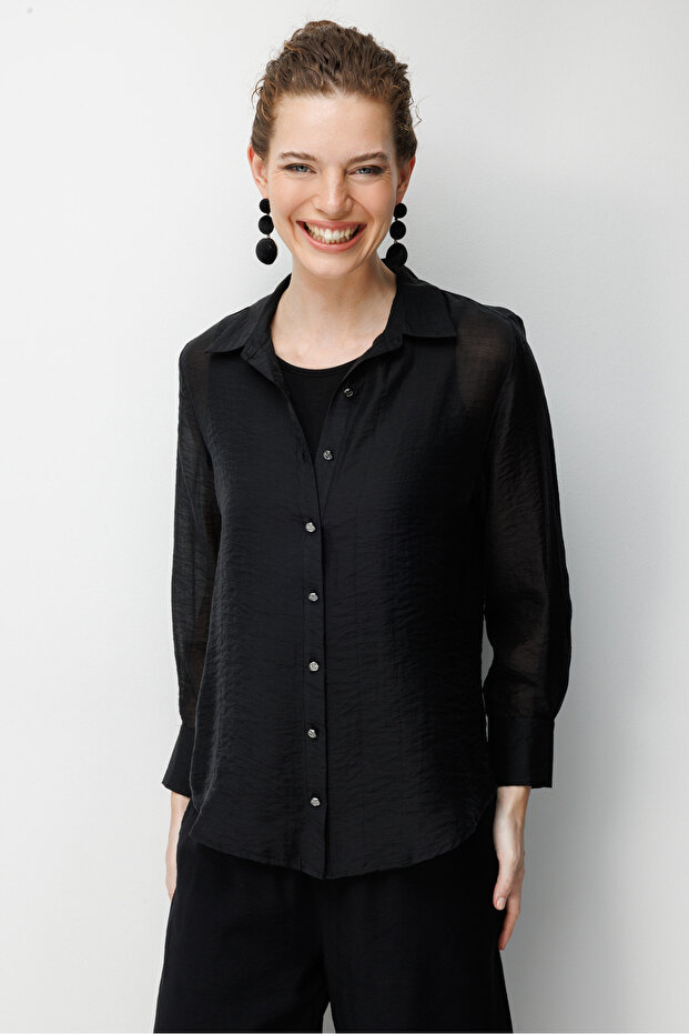 قميص نسائي بأكمام طويلة وأزرار على ياقة القميص باللون الأسود