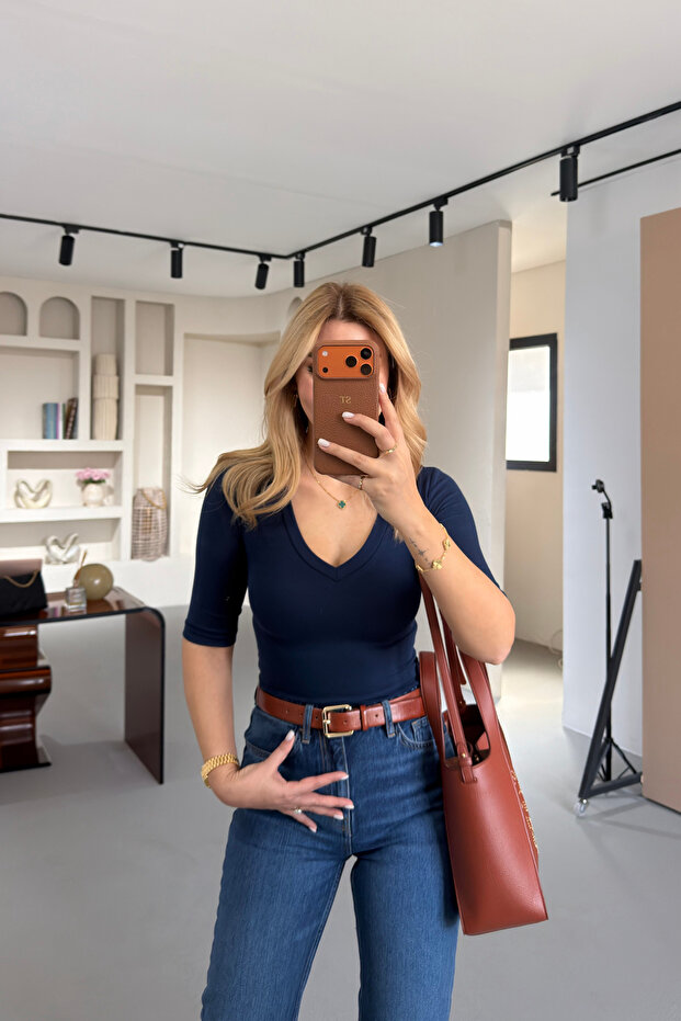 بلوزة أساسية من سلسلة بريميوم ذات ياقة على شكل حرف V وأكمام نصفية باللون الأزرق الداكن